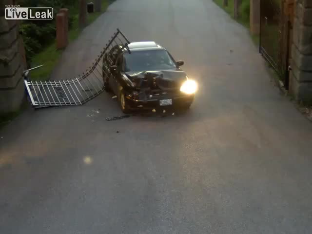 Кола срещу автоматична врата