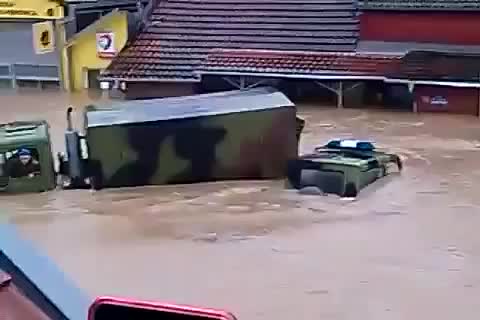 Сръбски военни в борба с водата