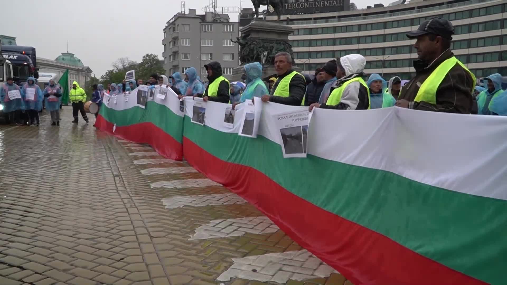 Пътните строители отново на протест, паркираха камиони пред Народното събрание