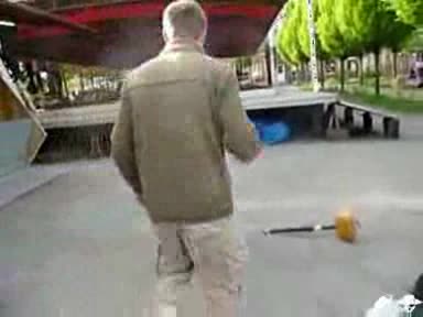 Мъж се удря с чук на лунапарк
