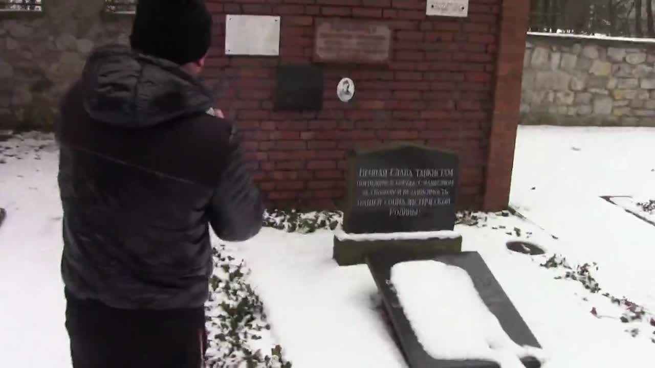 Чичо разглежда паметника отблизо