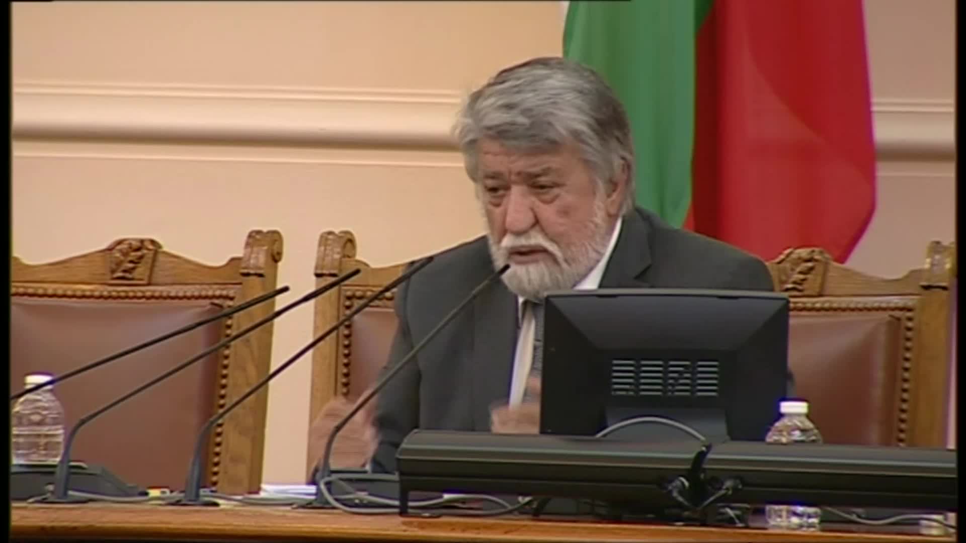 Рашидов към депутатите: За мен България е свещена! А вие намалете перченето!