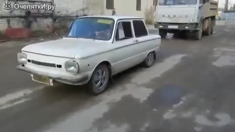 Руснаци дърпат камаз с кола