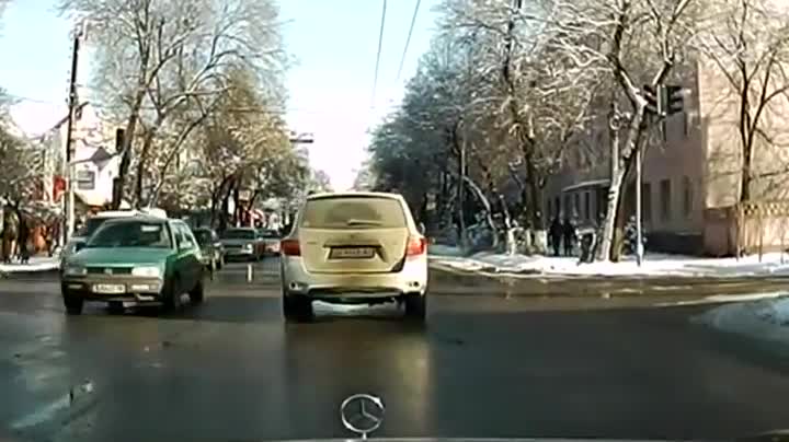 Този шофьор на такси ,сигурно го е учил Кен Блок!смях