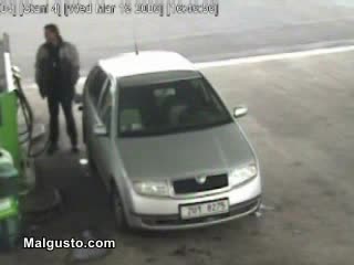 Невероятно!!!Гума на камион блъска човек !