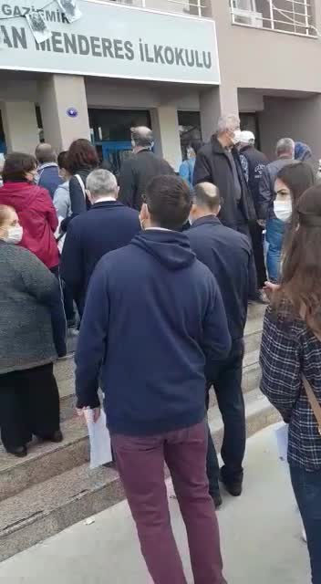 Огромни опашки за гласуване в Измир