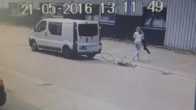 Блондинка на велосипед.. Няма какво да се добави повече!