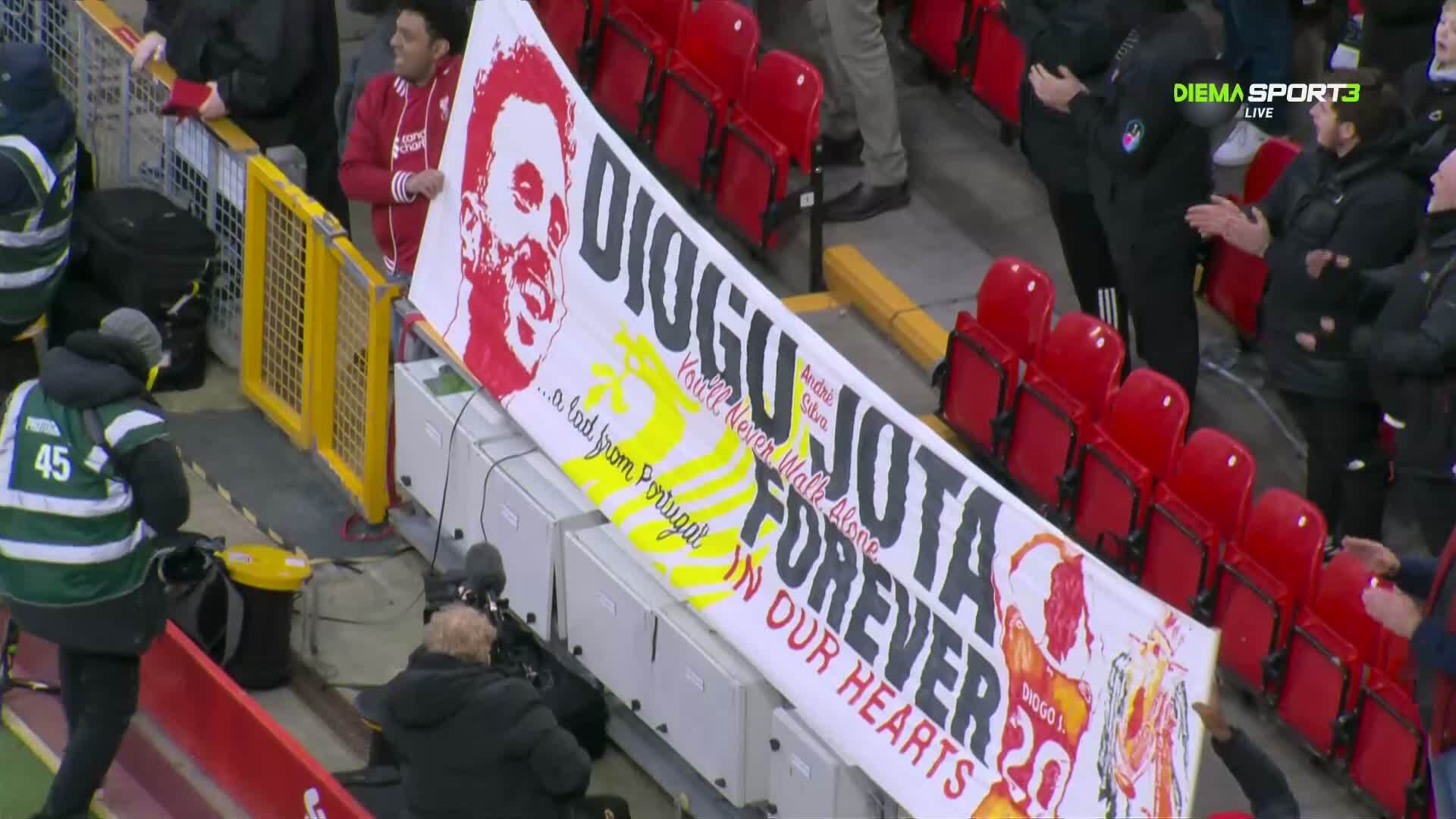 Децата на Жота изведоха футболистите на Ливърпул на терена терена