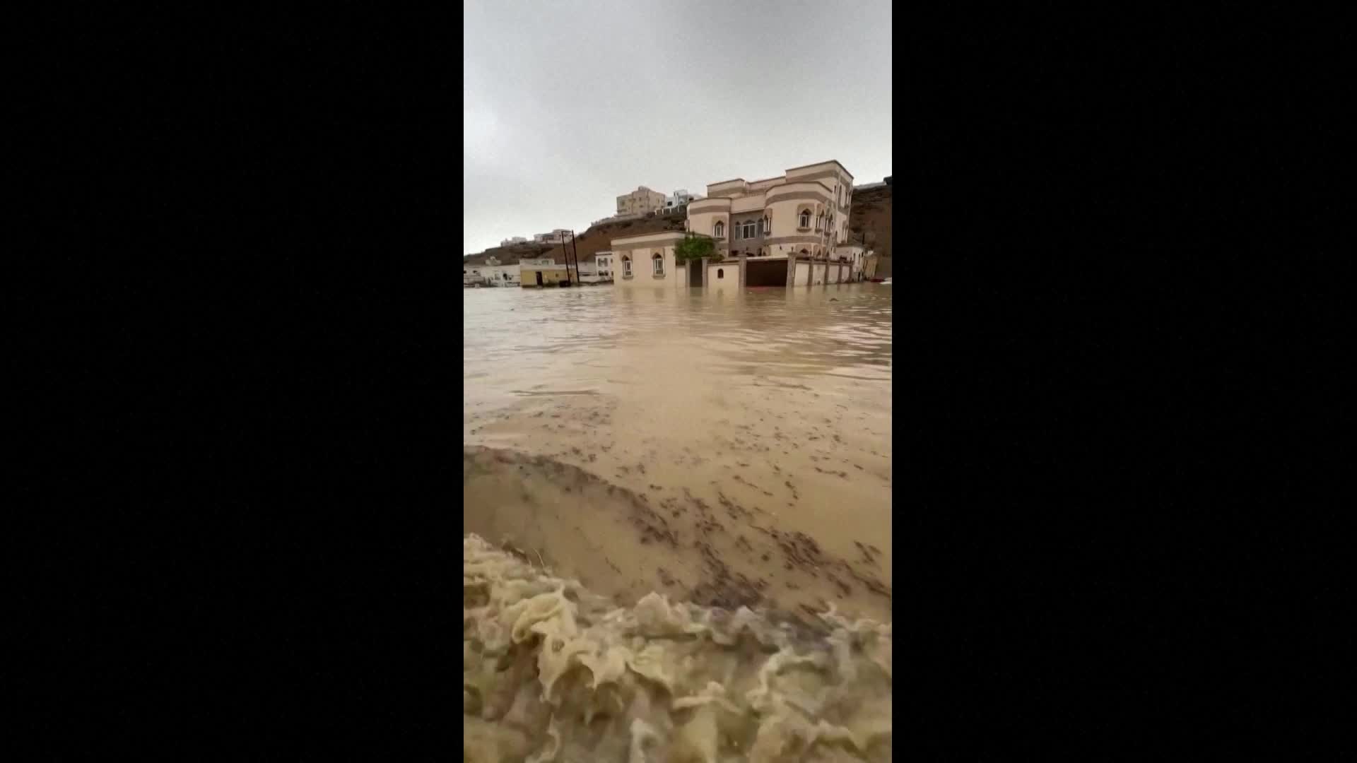 Наводнения в Оман, пътища и сгради са под вода (ВИДЕО)