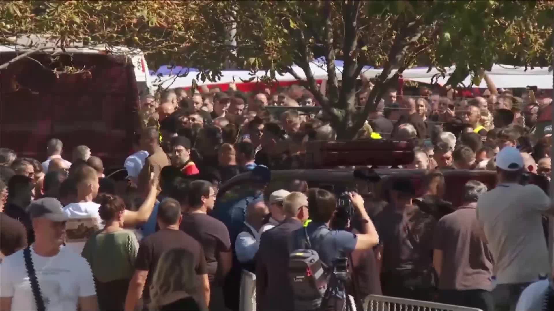 Погребват Ратко Младич в Белград, хиляди граждани се стекоха, за да се простят с него