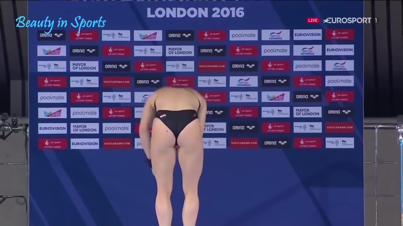 Секси бански костюми на момичета който се гмуркат