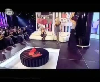 Перверзната Андреа удря водещата с къмшик в Модерно 21.11.2009 