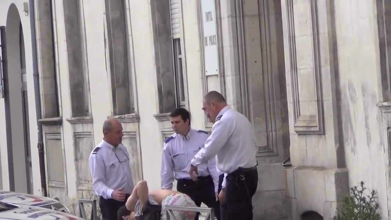 Мъж се съблича и се опитва да се пече на полицайска кола! Ето какво се случва !