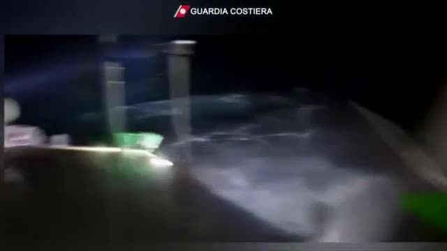 Спасиха 211 мигранти от лодка край Лампедуза