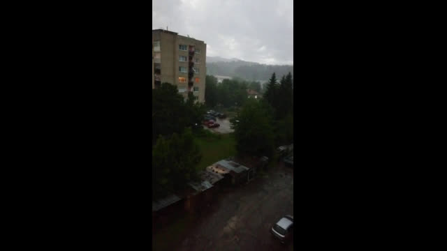 Гърми, трещи, пука, вали под ритъма на смерч