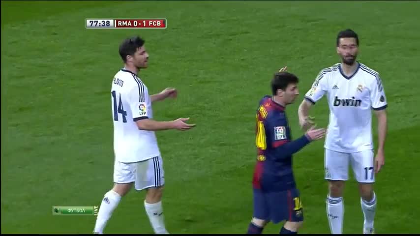 Messi получава 2 леки шамарчера от Арбелоа и Алонсо ! :d