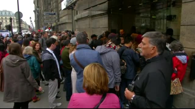Евакуация на хората от площада пред Лувъра