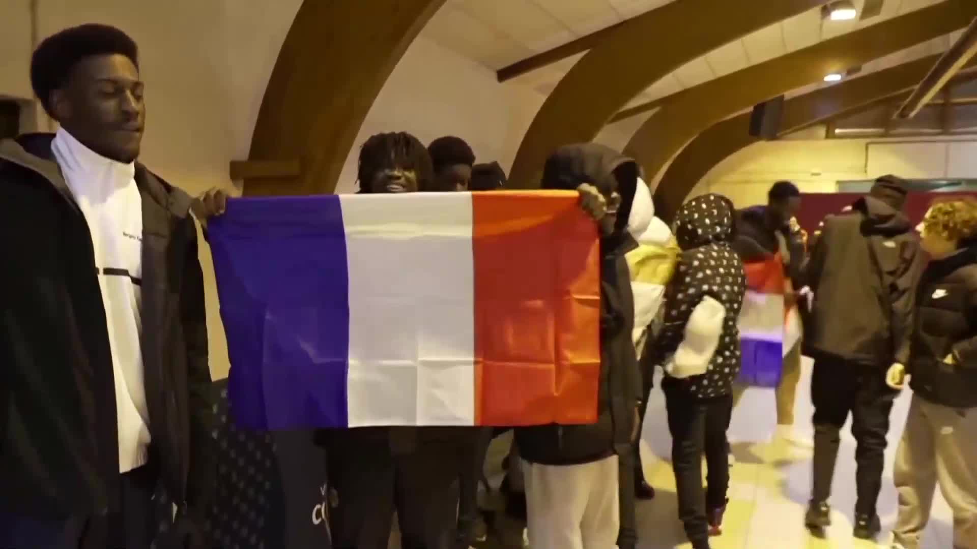 Франция ликува, хиляди празнуват по улиците на Париж