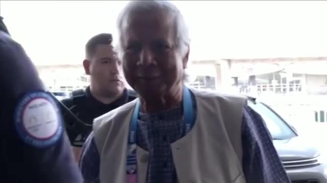 Нобелов лауреат тръгна от Париж към Бангладеш да оглави властта