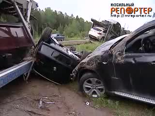 Жалко ! Камион пълен с X6 - стици излиза от пътя и джиповете стават развалини ... 
