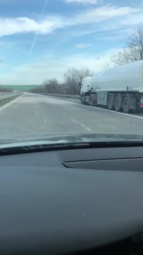 Камион в аварийна лента
