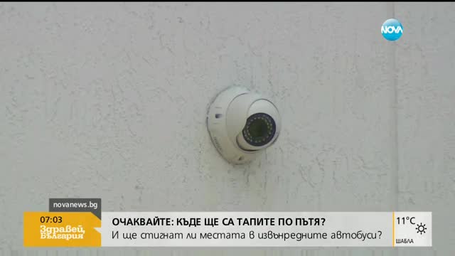 Човек се качи на капака на кола, за да победи в спор