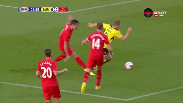 Спорна ситуация на Бъртън - Ливърпул още в първите минути на мача