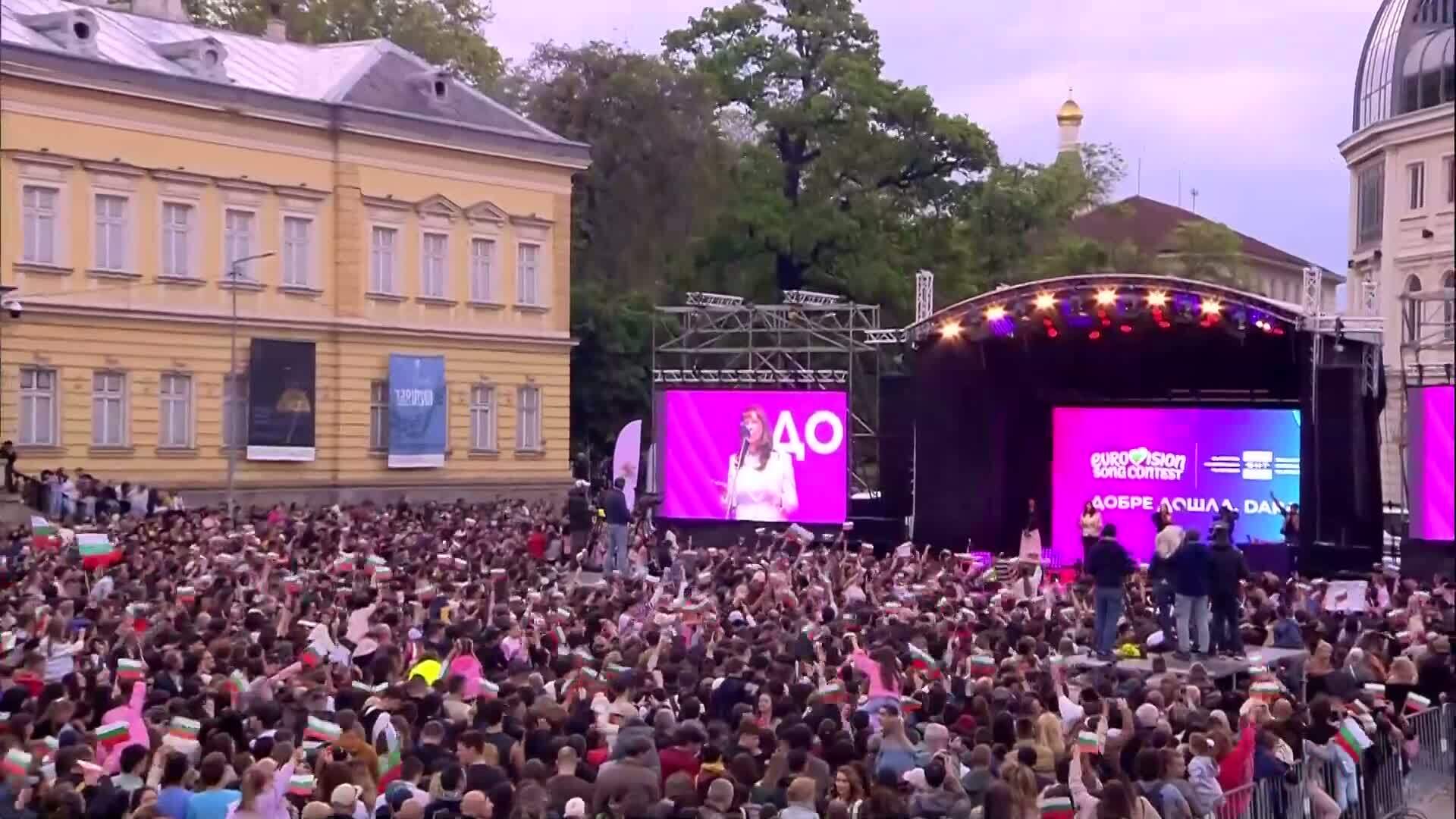 Васил Терзиев и Милена Милотинова от сцената на площад "Княз Александър I"