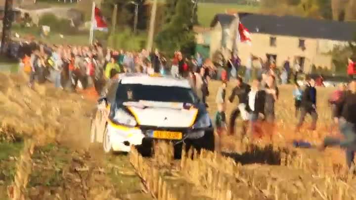 Рали пилот изпада в критична ситуация ,но прояви умения да запази публиката !