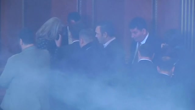 Пуснаха сълзотворен газ в косовския парламент