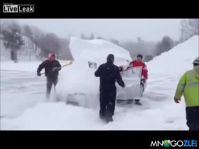 Упс снегорина май е минал от където не трябва !!!