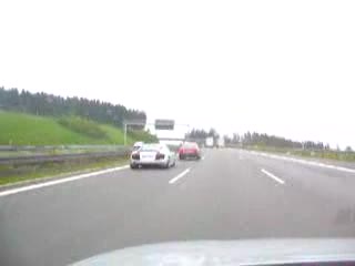Некадърен шофьор засича Audi R8 на аутобана !!!