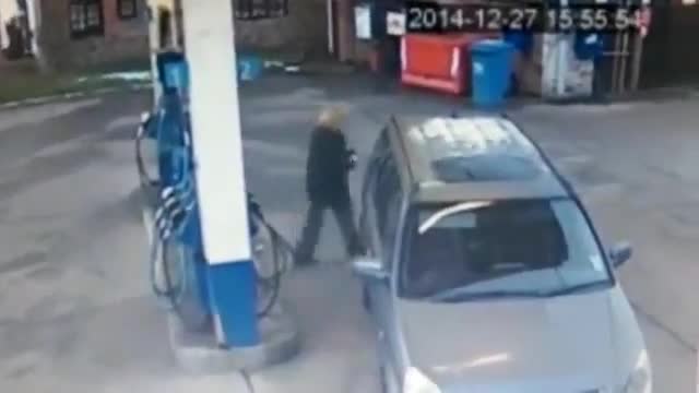 Смях ... Жена не може да намери капачката за зареждане на бензиностанцията