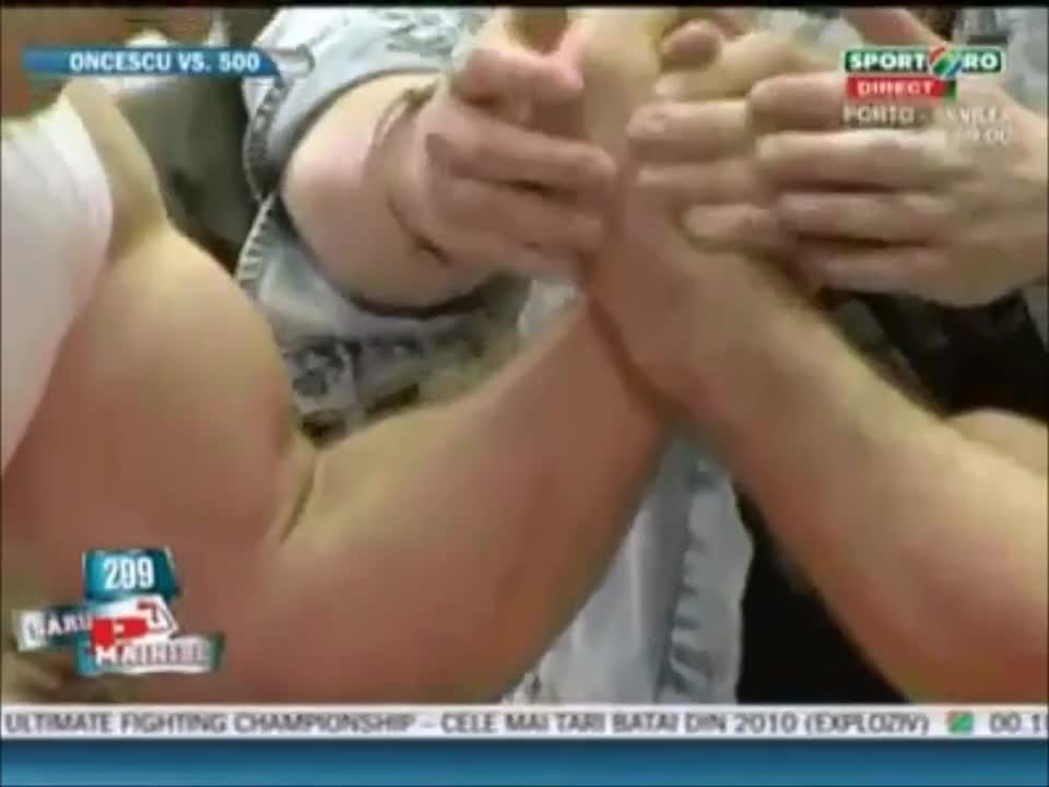 Професионалист на канадска борба показа желязна ръка срещу културист!