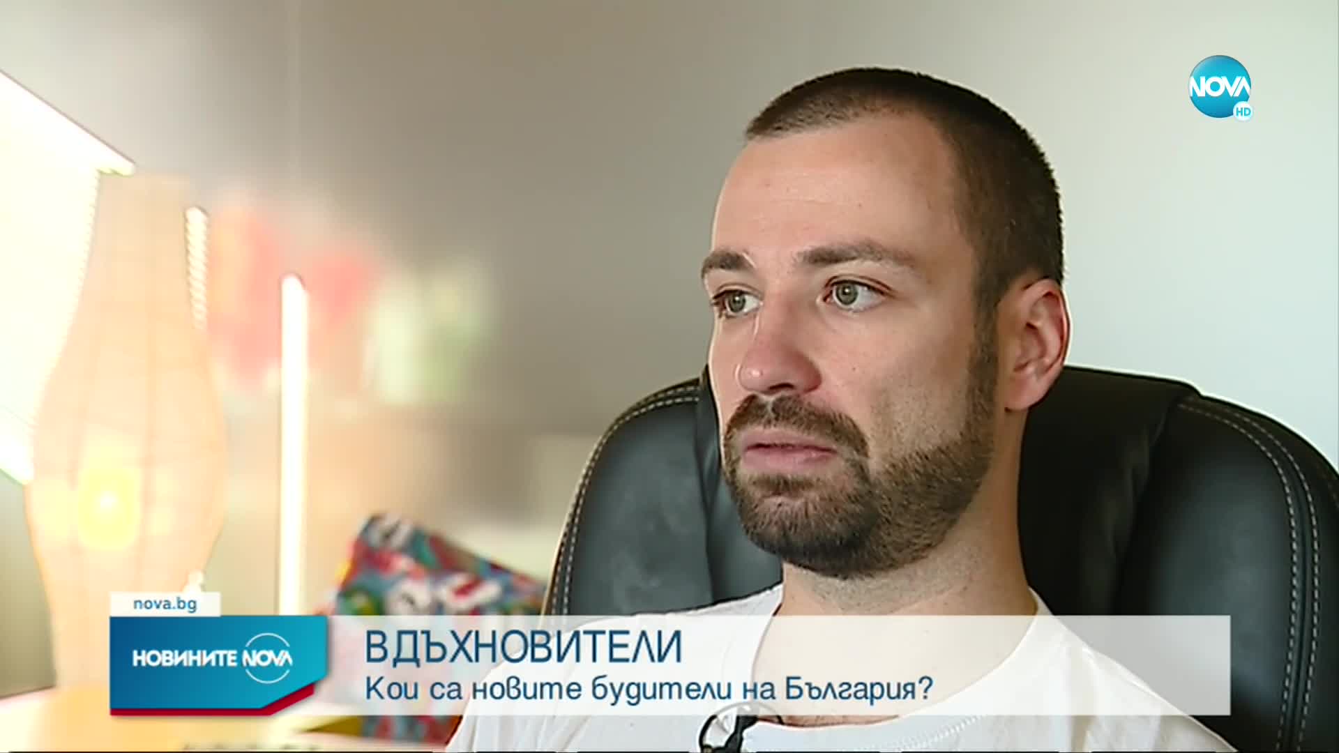 Кукери гониха злите духове пред Националната библиотека