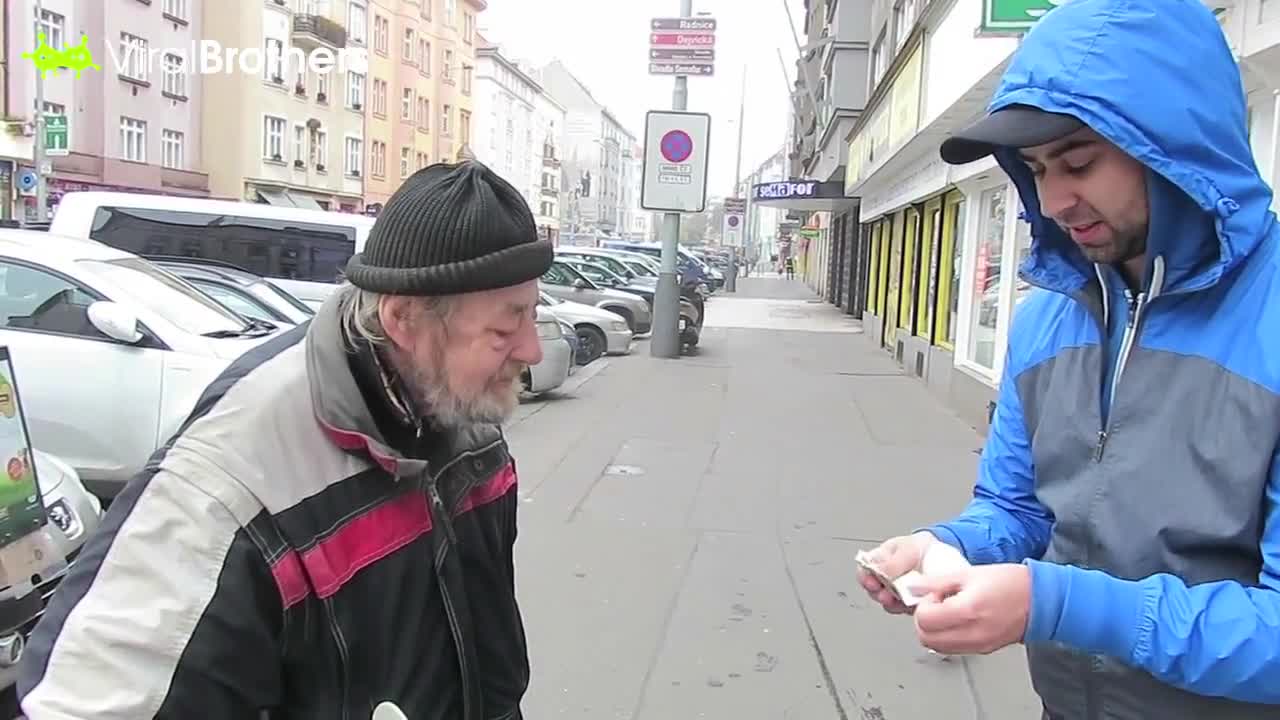 Пичове дават 1000 долара на бездомник заради честността му