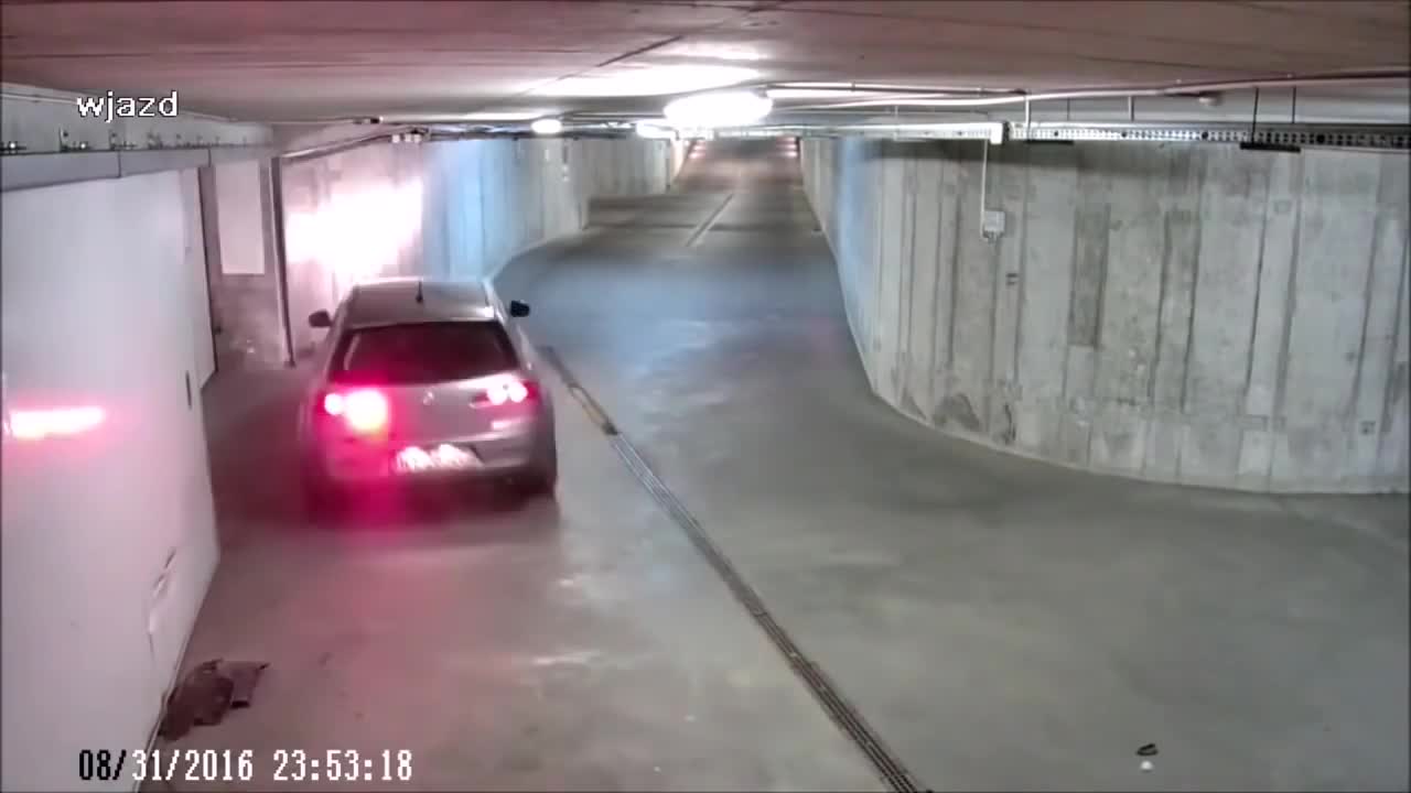 Пиян малоумник реши да изкара колата си от подземния гараж…