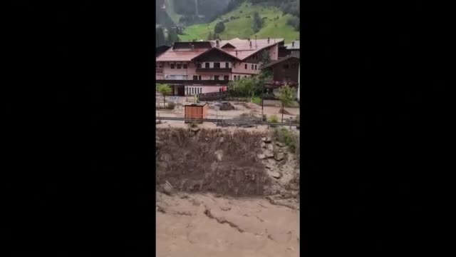 Потоци от кална вода пометоха автомобили в курорт в Австрия
