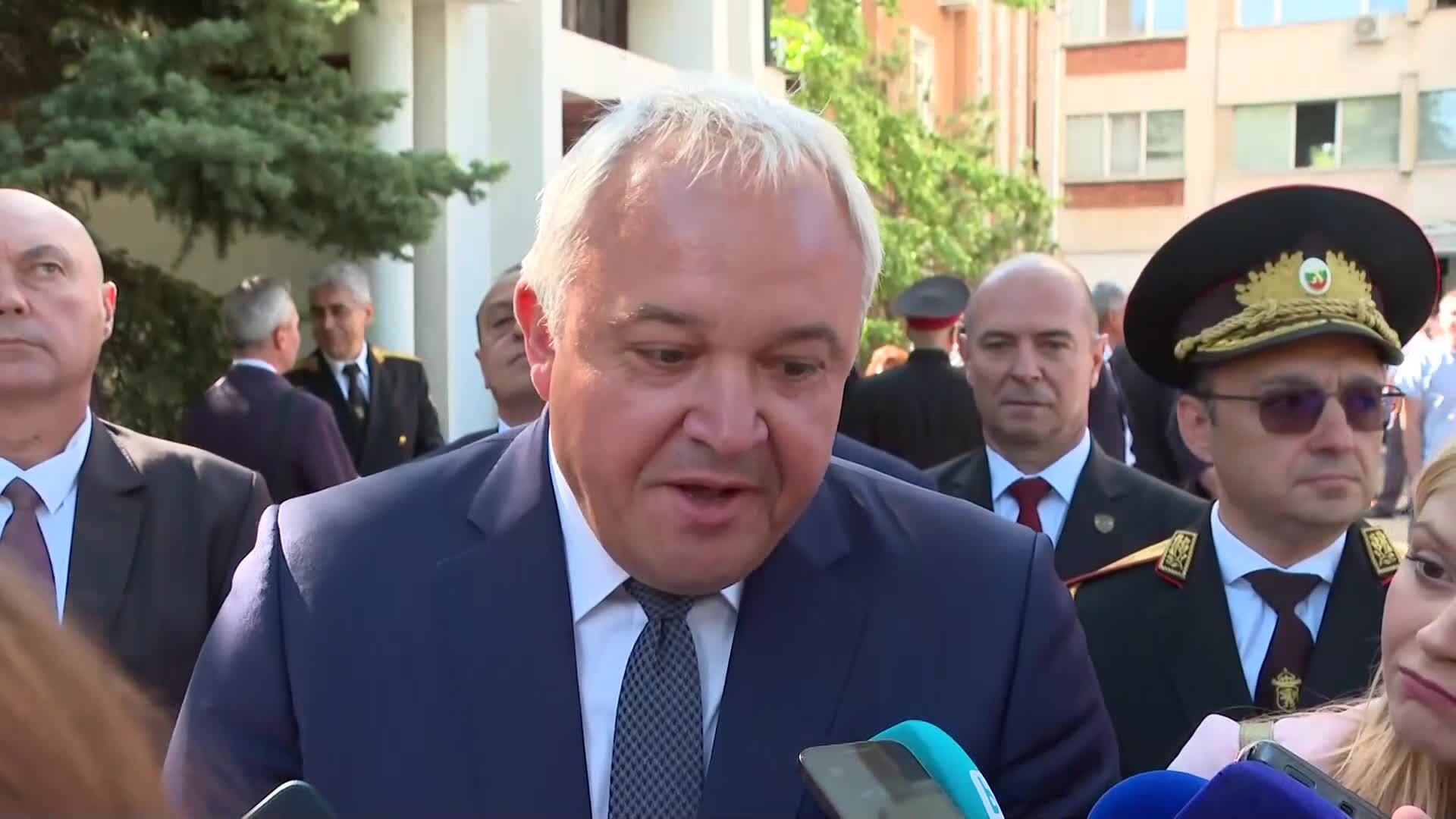 Демерджиев разпореди проверка на складовете за боеприпаси у нас