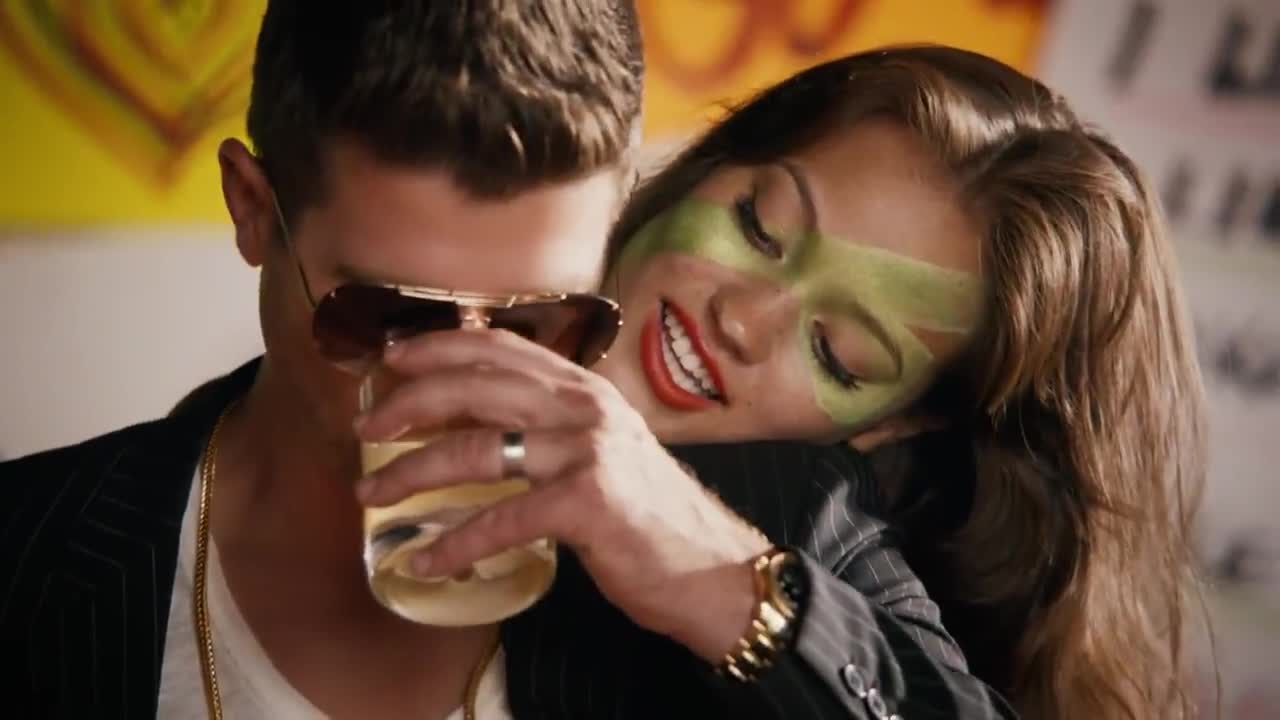Robin Thicke ft. 2 Chainz & Kendrick Lamar - Give It 2 U