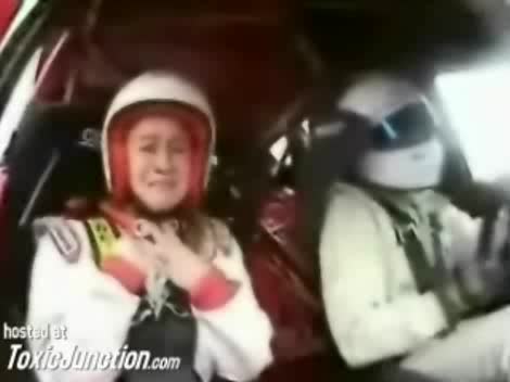 Момиче Се Насира По Време На Състезание!!!