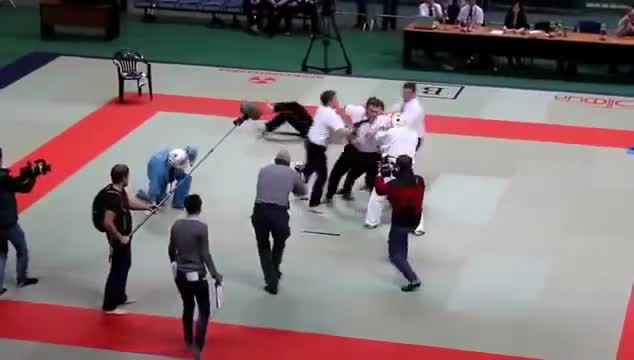На това му се вика побеснял съдия !