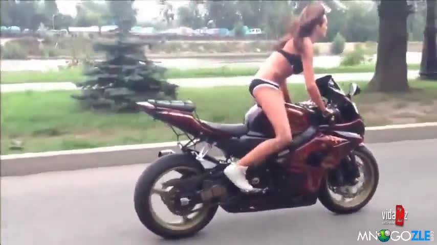Красиво момиче на мотоциклет !!!