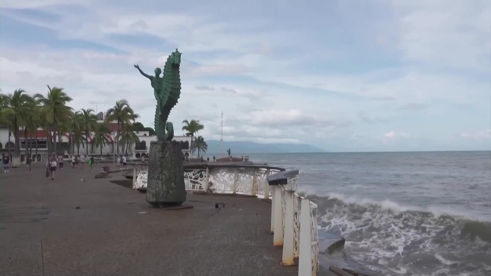 Ураганът „Рослин” достигна западния бряг на Мексико, има две жертви