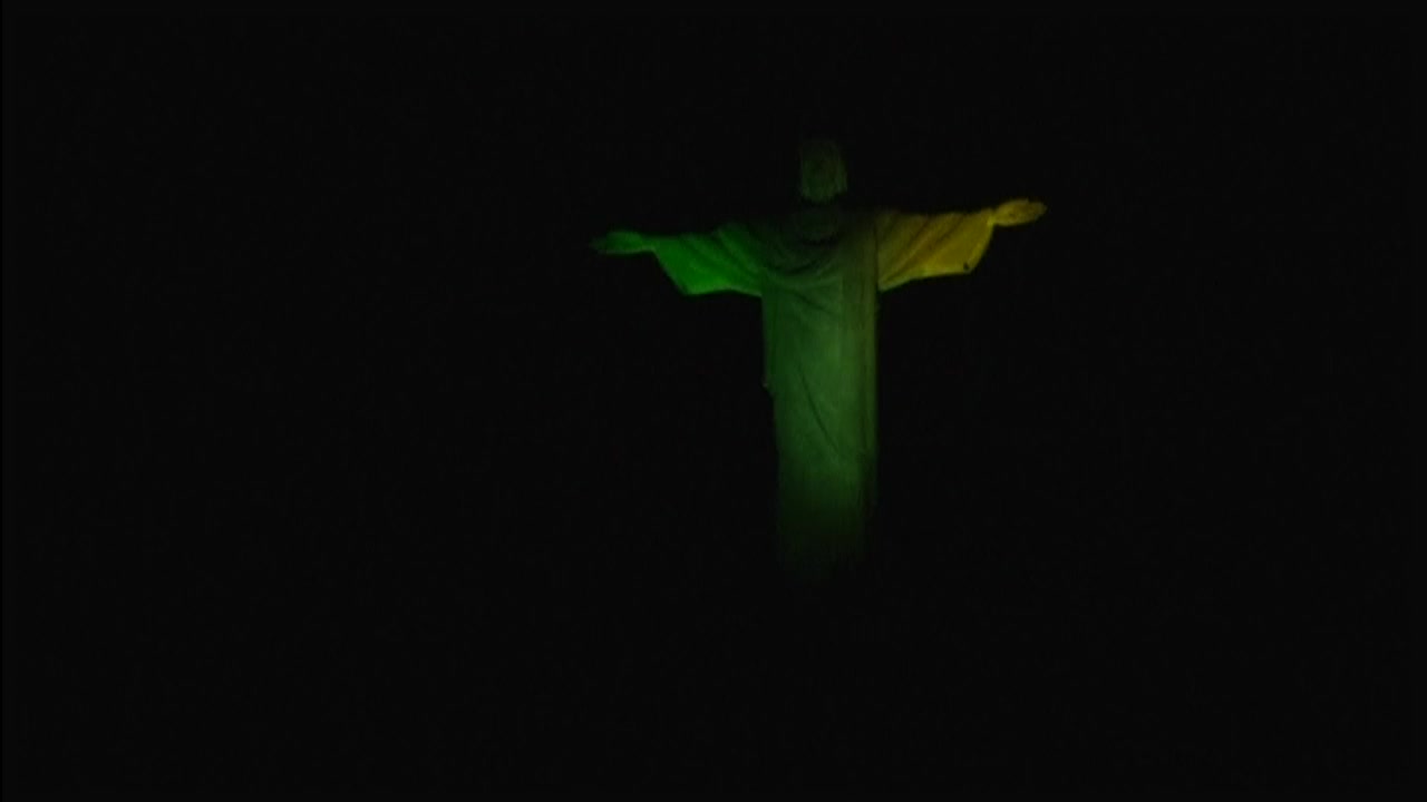 Статуята на Христос блесна в цветовете на бразилския флаг