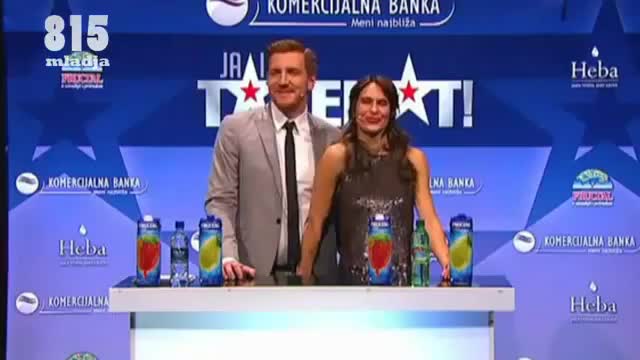 Водеща хваща колегата си за . . . . .