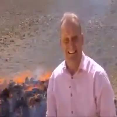 На този репортер му е много смешно - Защо ли?