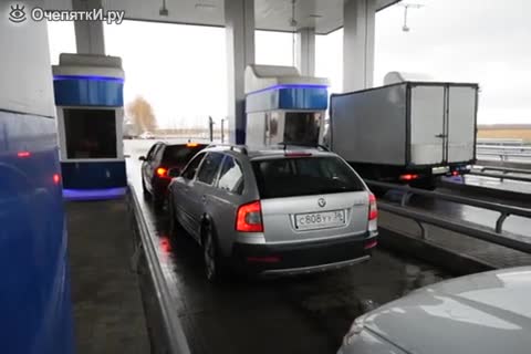 Вижте как този шофьор минава през бариера