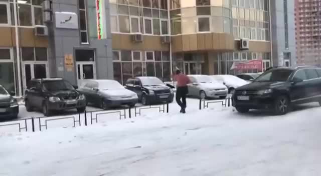 Гол мъж ходи на работа при - 28 градуса !