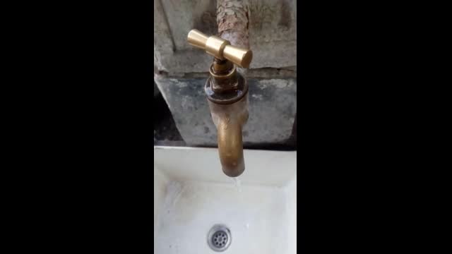 В Твърдица питейната вода освен с кал, е и с голямо налягане!